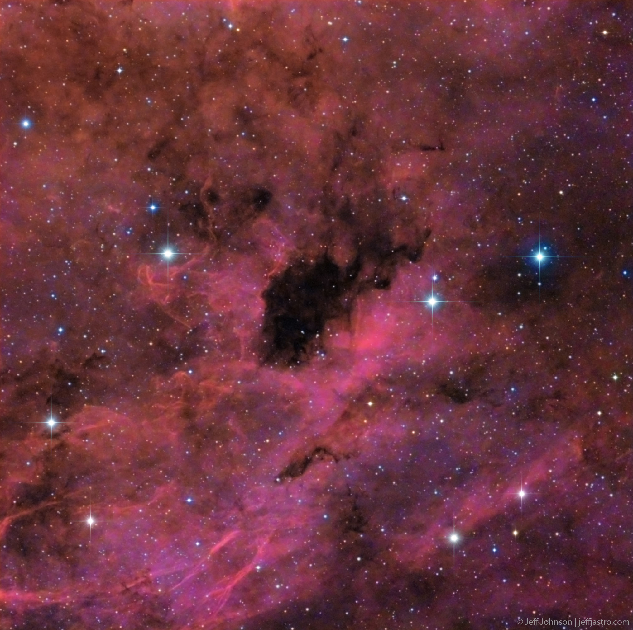Dark Nebula Glows Red in Amateur Astronomer's Photo